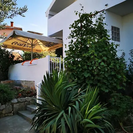 Centrally Located 3 Bedroom House O'live With Private Garden * Marina