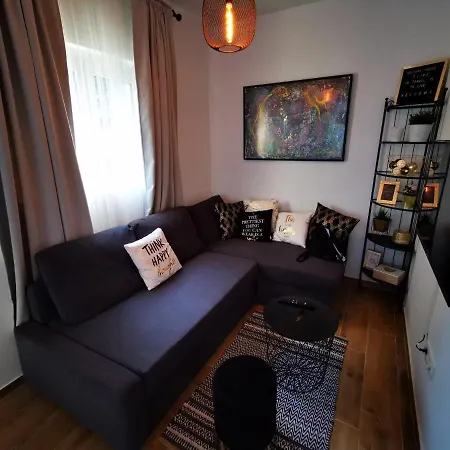 Centrally Located 3 Bedroom House O'live With Private Garden *