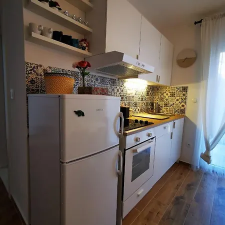 Centrally Located 3 Bedroom House O'live With Private Garden * Marina