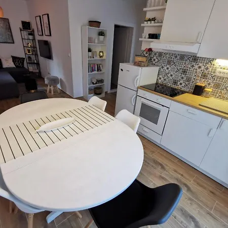 Centrally Located 3 Bedroom House O'live With Private Garden