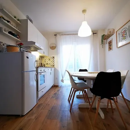 Centrally Located 3 Bedroom House O'live With Private Garden Marina