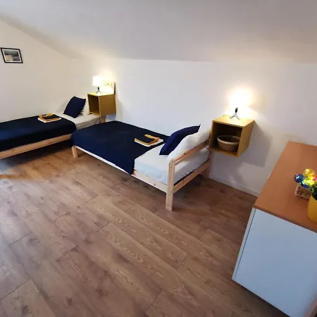 Centrally Located 3 Bedroom House O'live With Private Garden