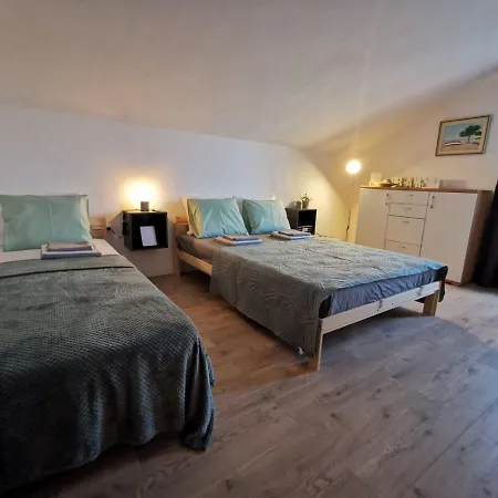 Centrally Located 3 Bedroom House O'live With Private Garden * Marina
