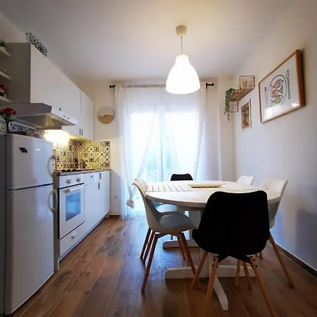 Holiday home Centrally Located 3 Bedroom House O'live With Private Garden Marina