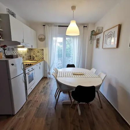 Holiday home Centrally Located 3 Bedroom House O'live With Private Garden Marina