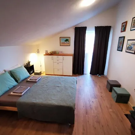Centrally Located 3 Bedroom House O'live With Private Garden * Marina